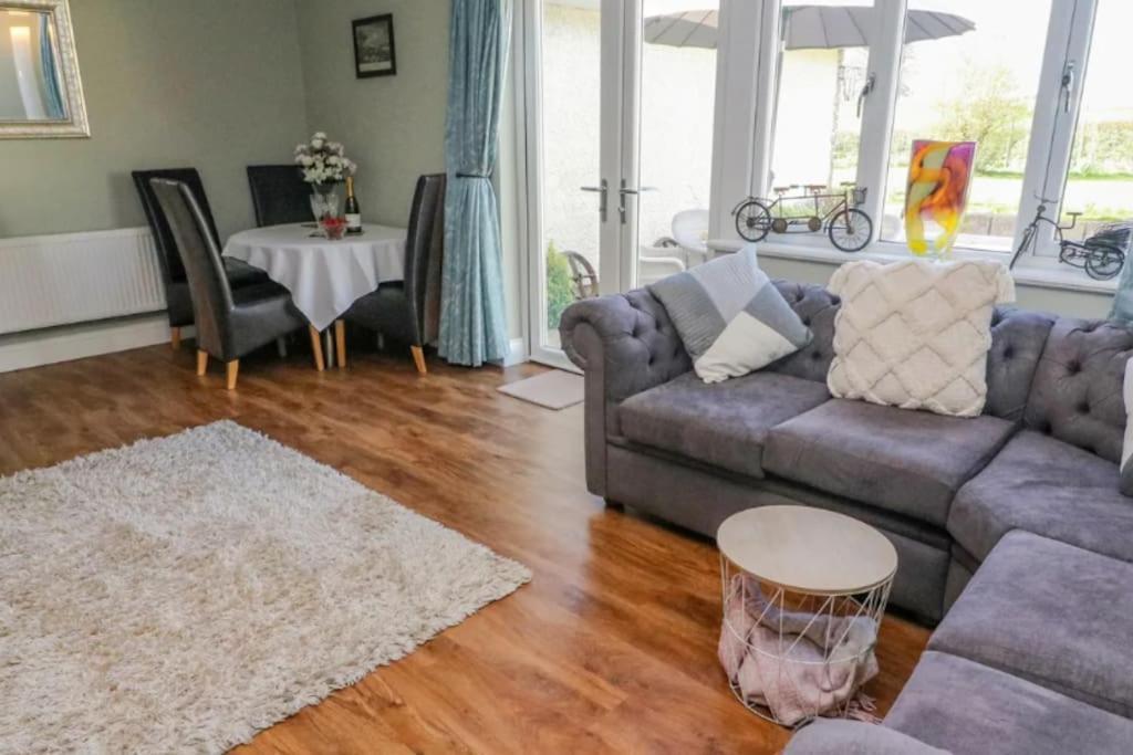 Two Acres- Spacious, Delightful, Pet Free Bungalow Levens エクステリア 写真