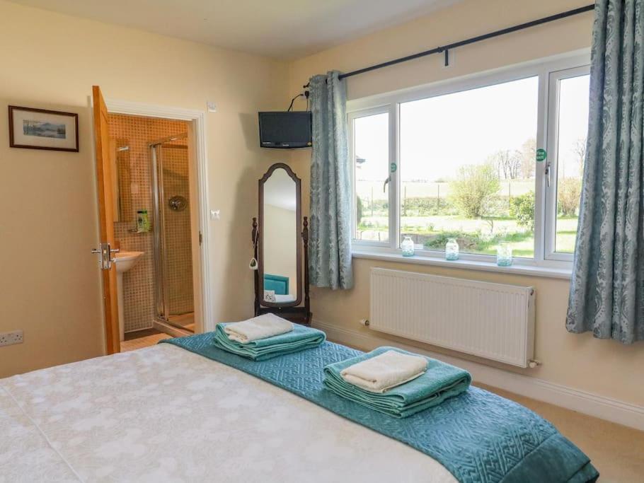 Two Acres- Spacious, Delightful, Pet Free Bungalow Levens エクステリア 写真