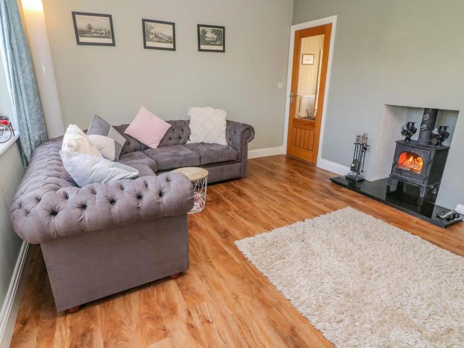 Two Acres- Spacious, Delightful, Pet Free Bungalow Levens エクステリア 写真