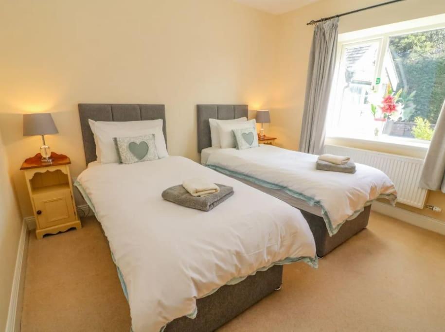 Two Acres- Spacious, Delightful, Pet Free Bungalow Levens エクステリア 写真