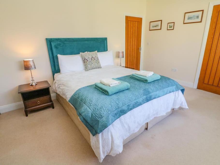 Two Acres- Spacious, Delightful, Pet Free Bungalow Levens エクステリア 写真