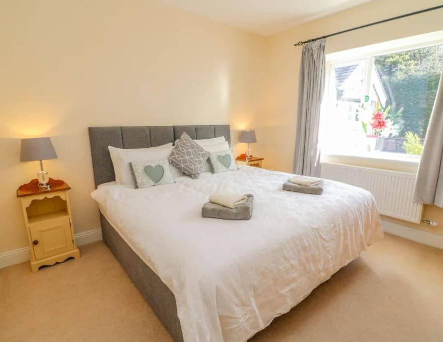Two Acres- Spacious, Delightful, Pet Free Bungalow Levens エクステリア 写真