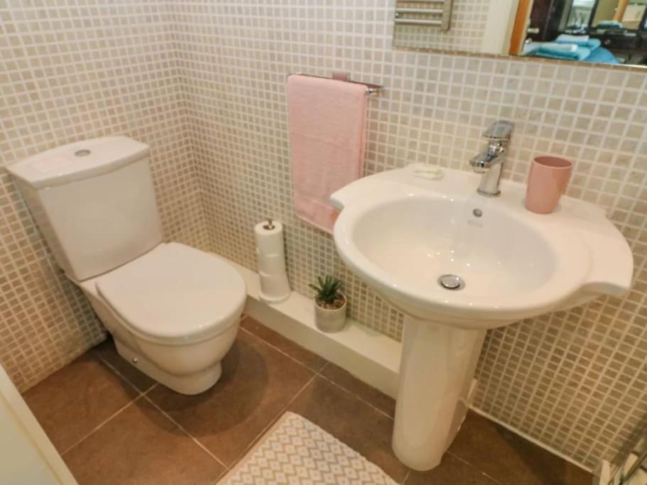 Two Acres- Spacious, Delightful, Pet Free Bungalow Levens エクステリア 写真