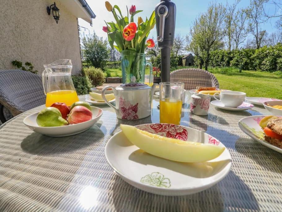 Two Acres- Spacious, Delightful, Pet Free Bungalow Levens エクステリア 写真
